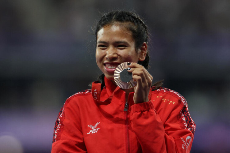 Sasirawan claims historic medal in Paris