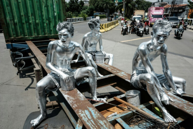 Indonesia's 'silvermen' beg to make ends meet