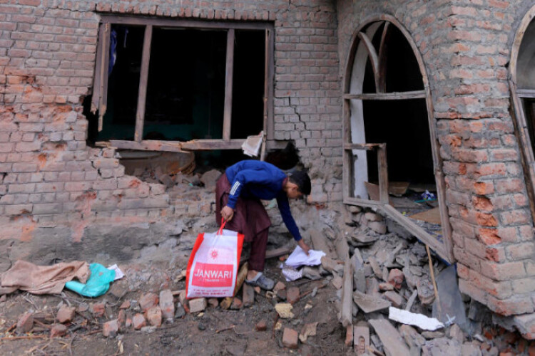 India says it thwarted Pakistan air strikes as tensions soar