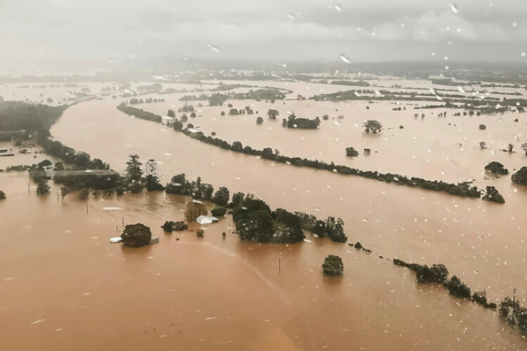 One dead, 50,000 stranded in eastern Australia floods