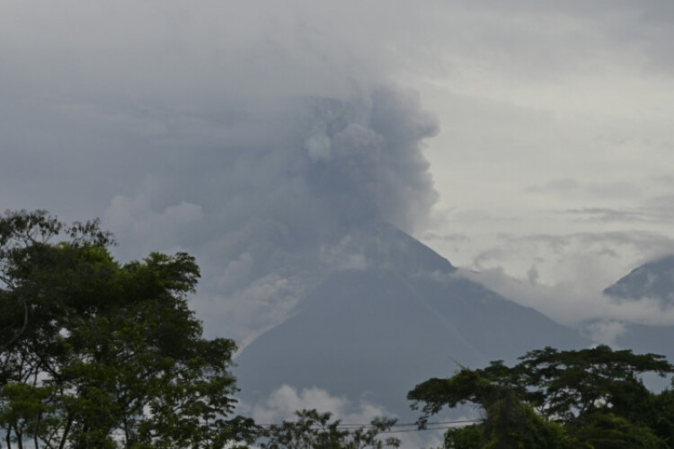 Hundreds evacuated as Guatemalan volcano erupts