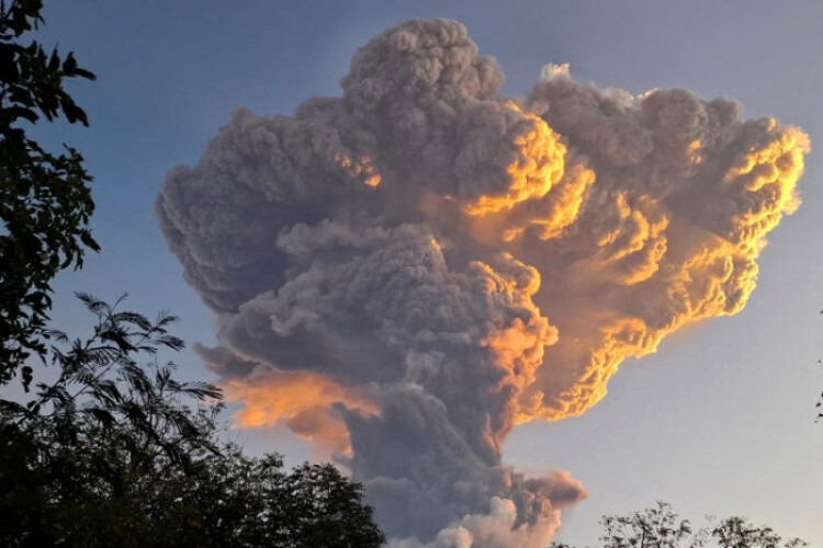 Many flights to Bali cancelled as volcano erupts