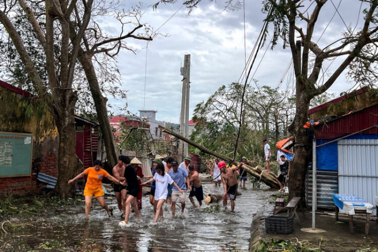 Vietnam evacuates hundreds as new storm hits