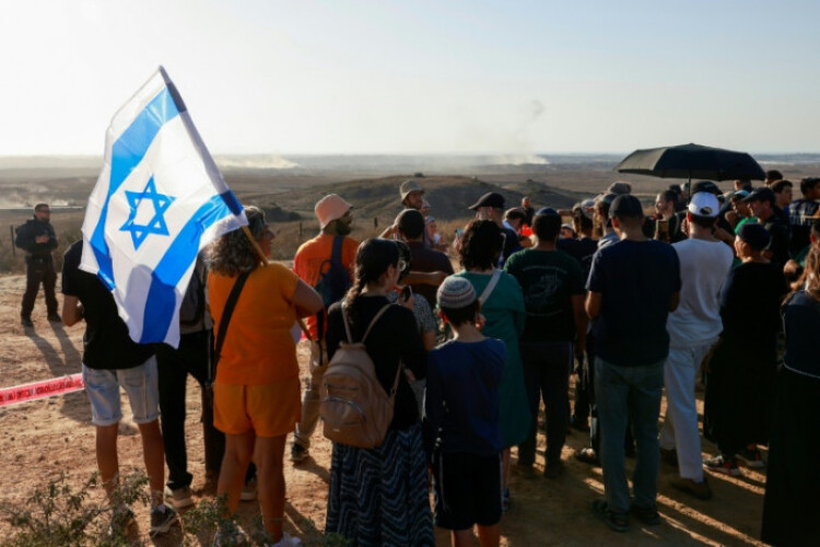 ‘Ours forever’: would-be Israeli settlers march on Gaza
