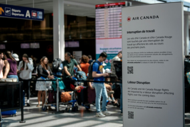 Canada moves to halt strike as hundreds of flights grounded