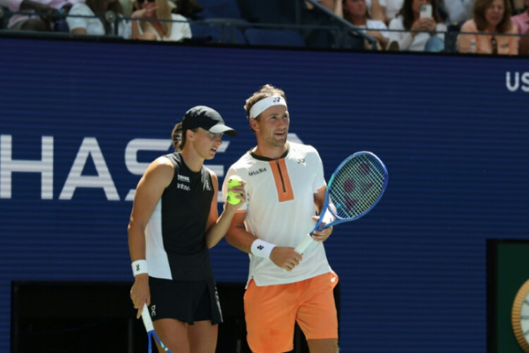 Swiatek, Ruud romp into US Open mixed doubles semis, Alcaraz, Djokovic out