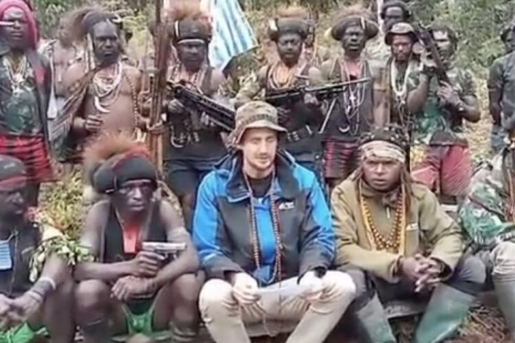 Relief as New Zealand pilot freed from captivity in Papua New Guinea