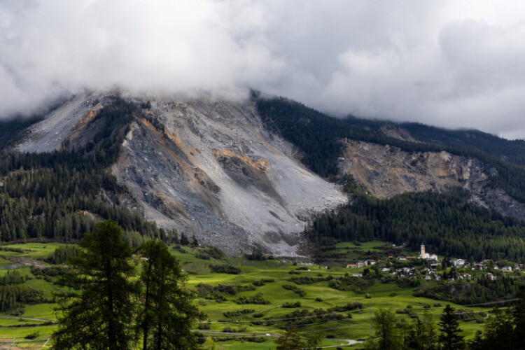 Rockslide threatens Swiss village again