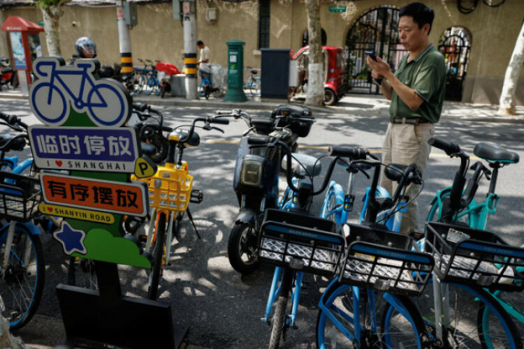 China U-turn on night biking craze shows obsession with control