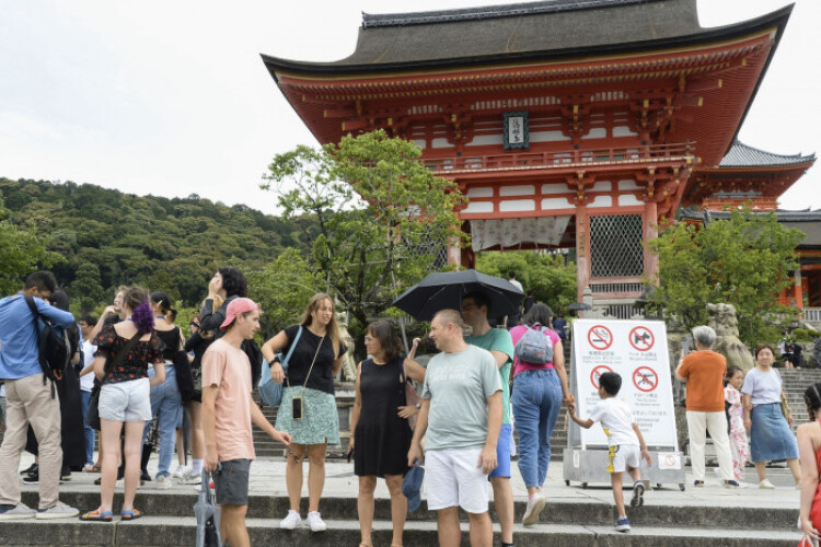 Japan sets monthly visitor record