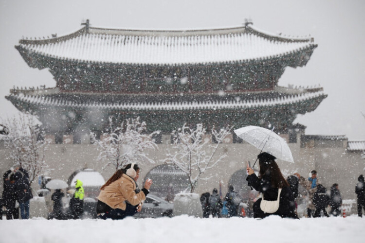 Record November snowfall hits Seoul