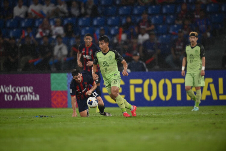 Buriram and Johor stay in hunt after fiery battle