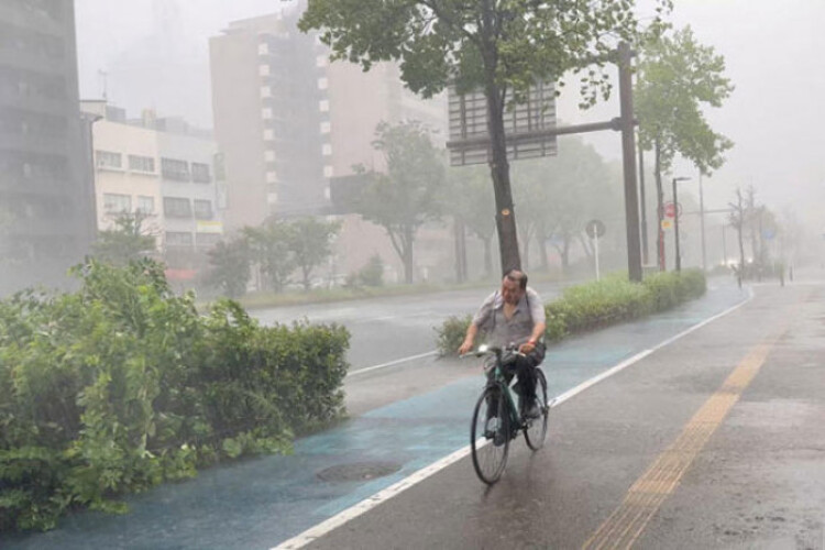 Strong typhoon may hit Japan Wednesday, shinkansen disruptions expected