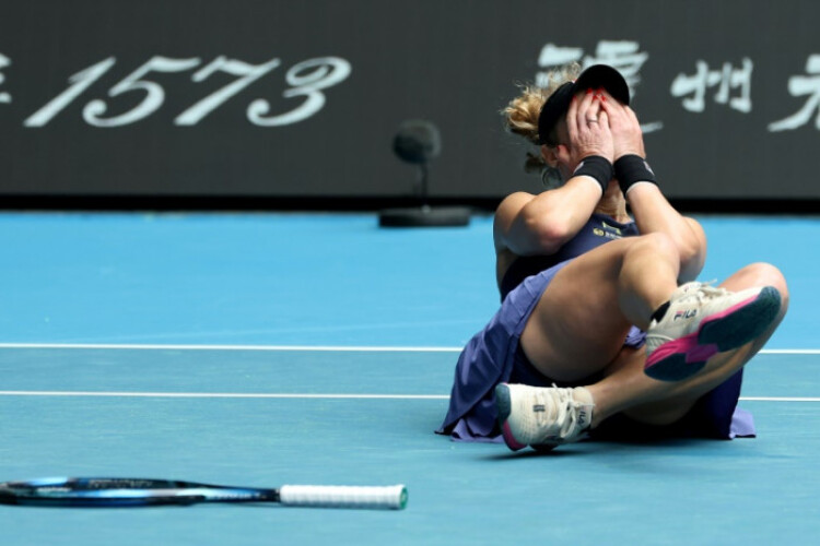 Zheng dumped out in huge shock as shaky Sabalenka battles through