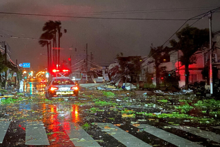 Typhoon Shanshan slams Japan, killing 3